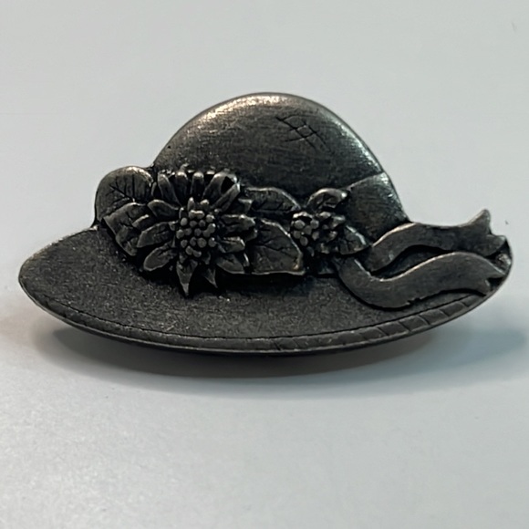 2005 Birds and Blooms Pewter Easter Hat Spring Brooch Pin Signed - Picture 2 of 7